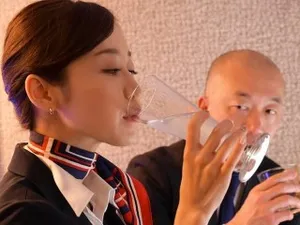 Bạn gái tây thiếu tiền học phí được 3 anh người nhật giúp đỡ