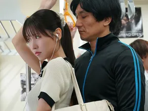 Cô gái bạch hổ lại trở về, tặng hoa cho mỹ nhân, bộ ngực đẹp nhất thì làm dáng. Mỗi buổi biểu diễn đều đông nghẹt người, và mọi người đều mong chờ màn trình diễn gợi tình của cô gái hư hỏng...