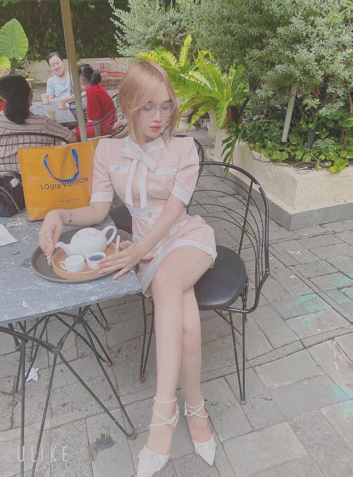 Chồng làm việc ở ngoài, vợ trong văn phòng địt nhau với sếp